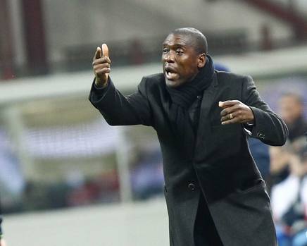 Clarence Seedorf prova a dare indicazioni. LaPresse